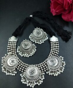 Elegant Flower Design Silver Plated Thread Necklace with Beautiful Pearl Work Jewelry
