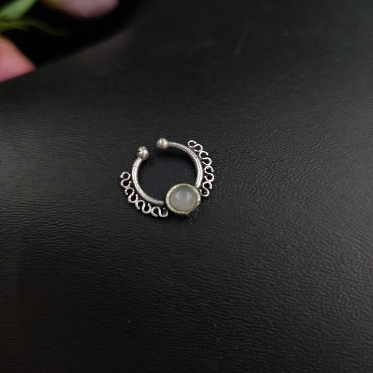 Pack of 50 Spetum Nosepin Oxidised Stone - Image 3