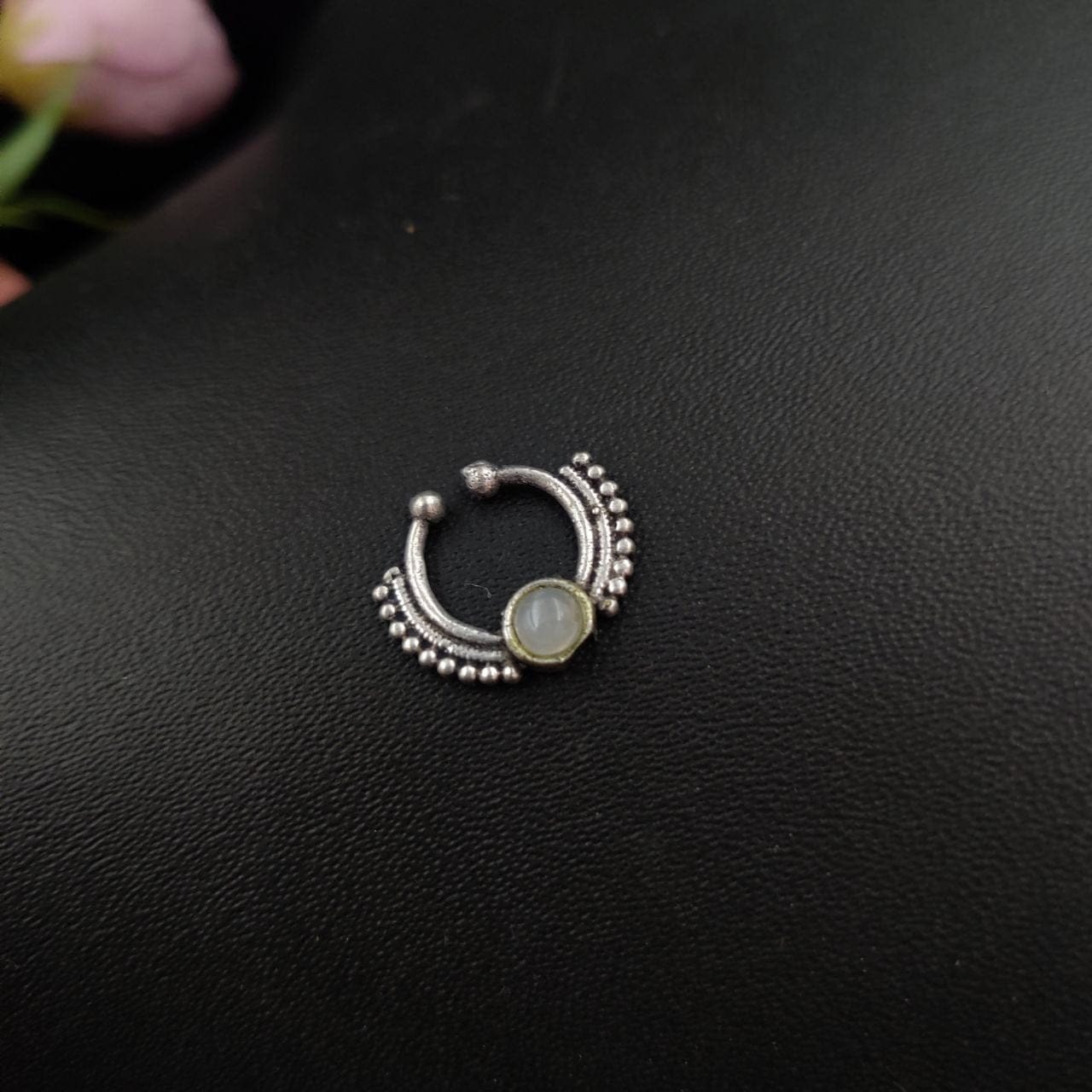 Pack of 50 Spetum Nosepin Oxidised Stone - Image 12